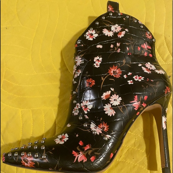 Gorgeous Jessica Simpson floral print stiletto boots with studs - Picture 1 of 3